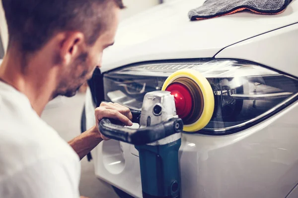 Auto Detaillering Handen Met Baanpolijstmachine Auto Reparatiewerkplaats Selectieve Focus — Stockfoto