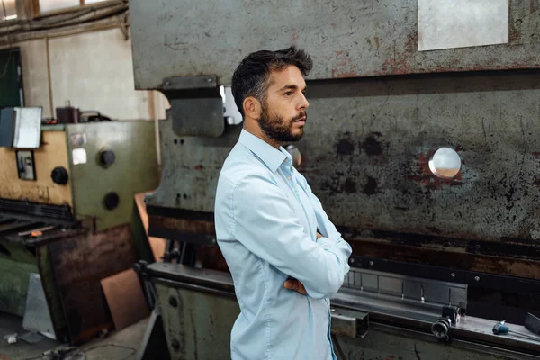 Empresário Meia Idade Fazendo Controle Qualidade Verificando Produção Indústria Fábrica — Fotografia de Stock