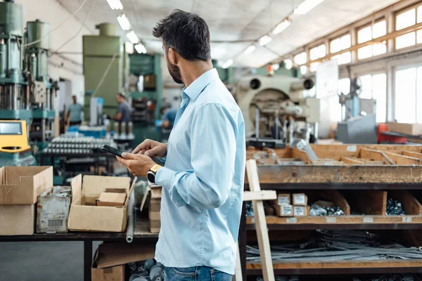 Empresario Mediana Edad Haciendo Control Calidad Producción Industria Fábrica Para —  Fotos de Stock