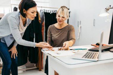 Moda stüdyosunda çalışan iki profesyonel tasarımcı. Yaratıcı insanlar konsepti.