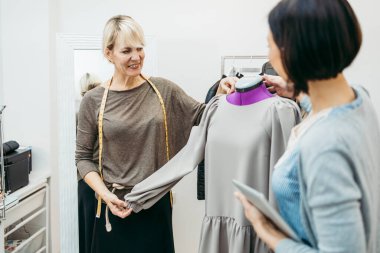 Moda stüdyosunda çalışan iki profesyonel tasarımcı. Yaratıcı insanlar konsepti.