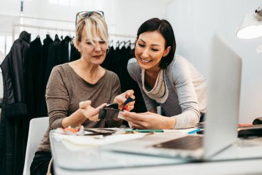 Moda stüdyosunda çalışan iki profesyonel tasarımcı. Yaratıcı insanlar konsepti.