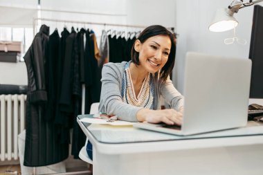 Moda stüdyosunda çalışan profesyonel tasarımcı. Yaratıcı insanlar konsepti.
