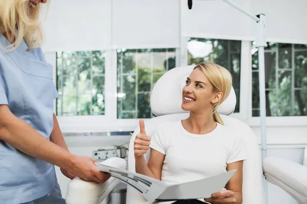 Bella Felice Donna Bionda Alla Clinica Medica Bellezza Lei Seduta — Foto Stock