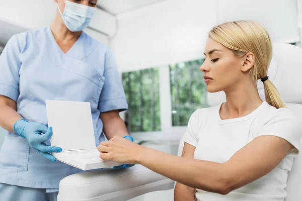 Mulher Loira Bonita Feliz Clínica Médica Beleza Ela Está Sentada — Fotografia de Stock