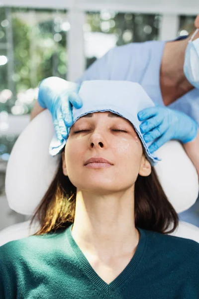 Mesoterapia Con Micronúmina Hermosa Mujer Rubia Recibiendo Tratamiento Rejuvenecimiento Microneedling — Foto de Stock