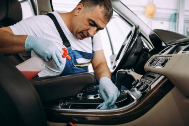 Araba yıkama işçisi ıslak temizleme pahalı ve lüks araç içi ve koltuklar