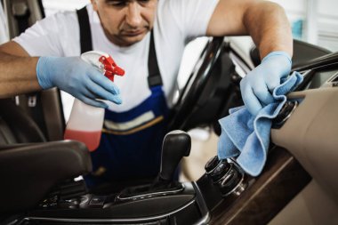 Araba yıkama işçisi ıslak temizleme pahalı ve lüks araç içi ve koltuklar