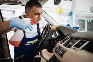 Araba yıkama işçisi ıslak temizleme pahalı ve lüks araç içi ve koltuklar