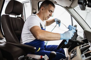 Araba yıkama işçisi ıslak temizleme pahalı ve lüks araç içi ve koltuklar