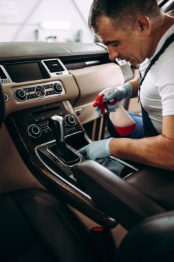 Araba yıkama işçisi ıslak temizleme pahalı ve lüks araç içi ve koltuklar