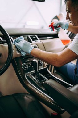 Araba yıkama işçisi ıslak temizleme pahalı ve lüks araç içi ve koltuklar