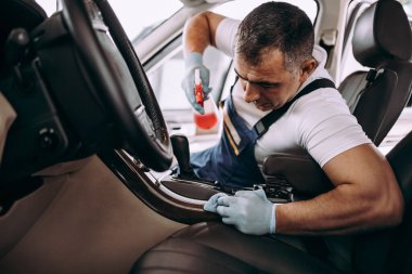 Araba yıkama işçisi ıslak temizleme pahalı ve lüks araç içi ve koltuklar