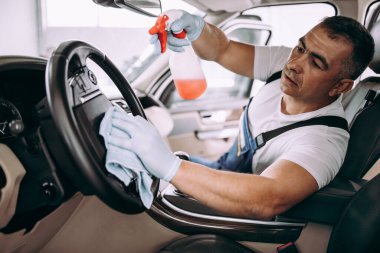 Araba yıkama işçisi ıslak temizleme pahalı ve lüks araç içi ve koltuklar