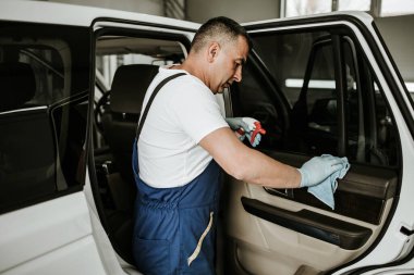 Araba yıkama işçisi ıslak temizleme pahalı ve lüks araç içi ve koltuklar