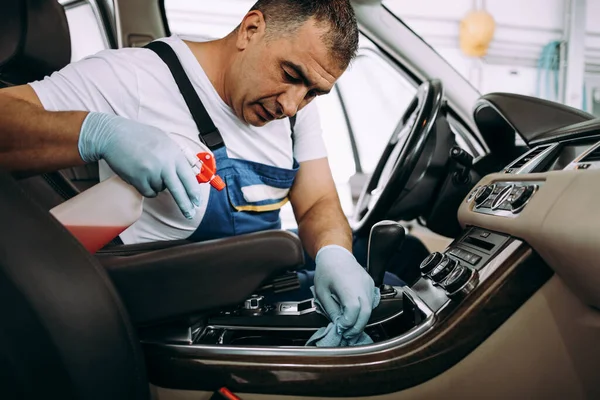 Araba yıkama işçisi ıslak temizleme pahalı ve lüks araç içi ve koltuklar