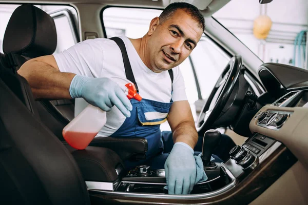 Biltvätt Servicearbetare Våt Rengöring Dyra Och Lyxiga Fordon Interiör Och — Stockfoto