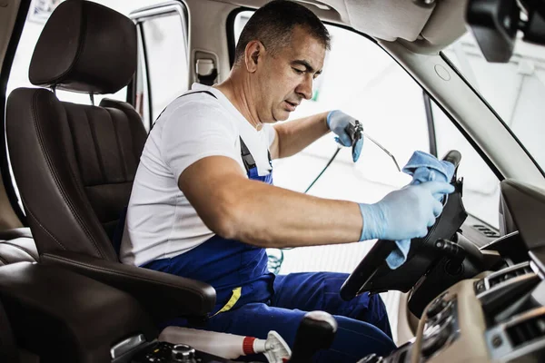Araba yıkama işçisi ıslak temizleme pahalı ve lüks araç içi ve koltuklar