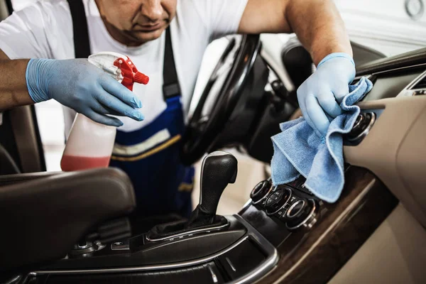 Araba yıkama işçisi ıslak temizleme pahalı ve lüks araç içi ve koltuklar