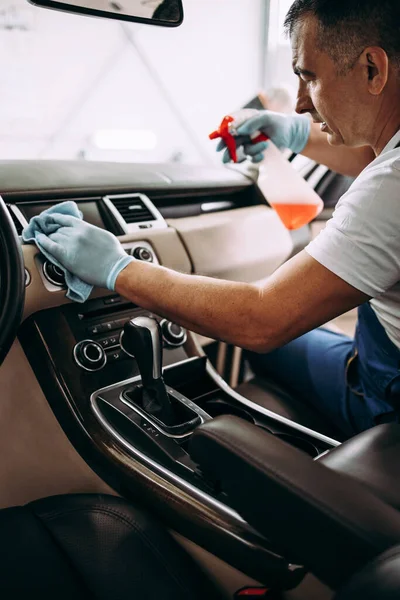 Auto Wassen Werknemer Natte Reiniging Dure Luxe Auto Interieur Stoelen — Stockfoto