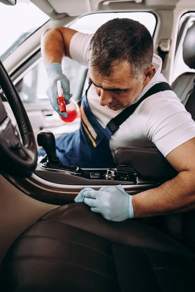 Araba yıkama işçisi ıslak temizleme pahalı ve lüks araç içi ve koltuklar