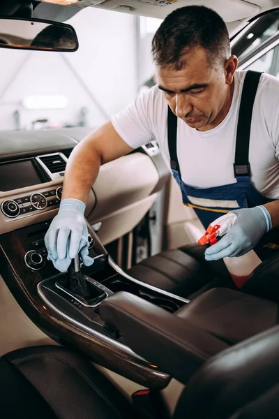 Araba yıkama işçisi ıslak temizleme pahalı ve lüks araç içi ve koltuklar