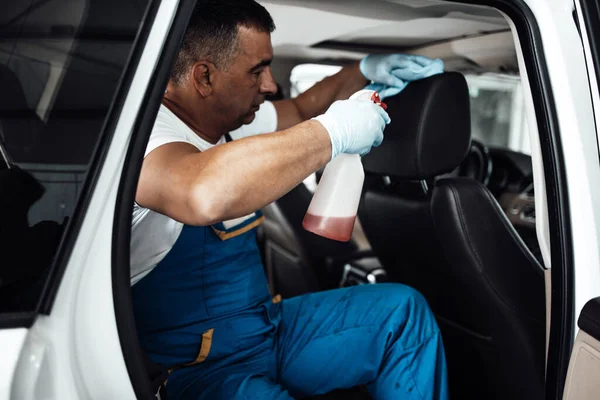 Καθαριστής Πλυντηρίων Αυτοκινήτων Υγρό Καθαρισμό Ακριβό Και Πολυτελές Όχημα Εσωτερικό — Φωτογραφία Αρχείου