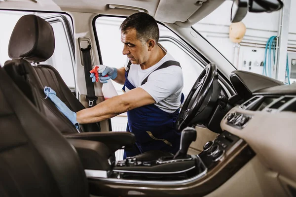 Araba yıkama işçisi ıslak temizleme pahalı ve lüks araç içi ve koltuklar
