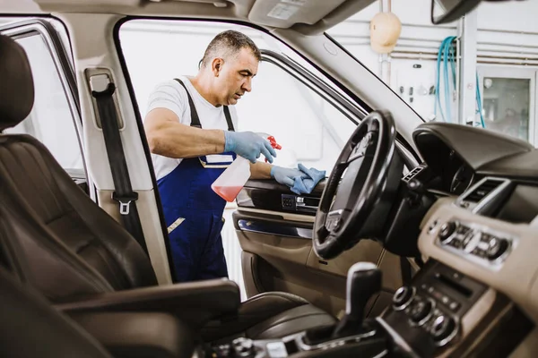 Araba yıkama işçisi ıslak temizleme pahalı ve lüks araç içi ve koltuklar