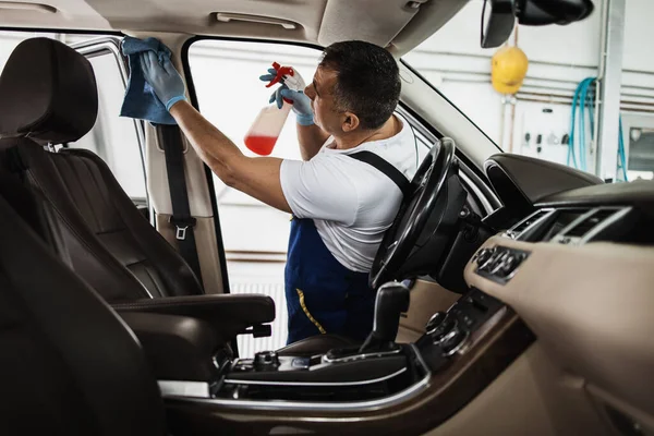 Araba yıkama işçisi ıslak temizleme pahalı ve lüks araç içi ve koltuklar