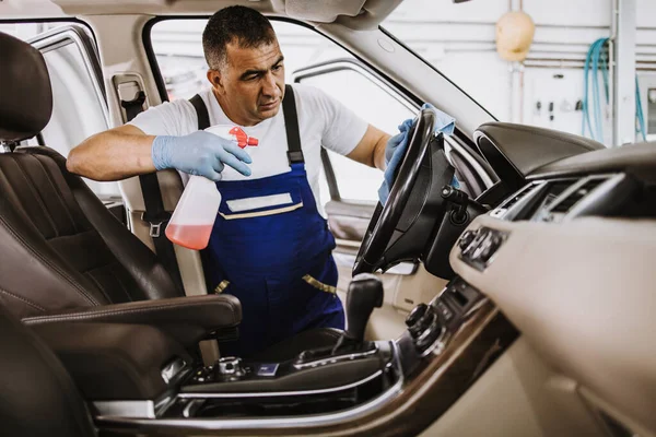 Araba yıkama işçisi ıslak temizleme pahalı ve lüks araç içi ve koltuklar
