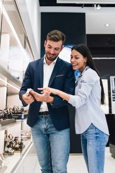 Hermosa Pareja Disfrutando Las Compras Joyería Moderna Primer Plano Mano — Foto de Stock