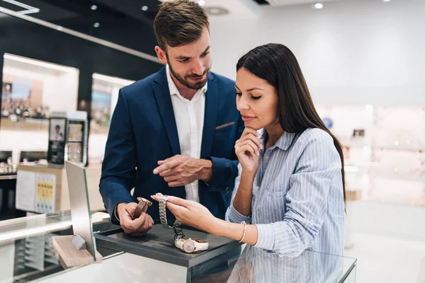 Bella Coppia Che Diverte Fare Shopping Gioielleria Moderna Primo Piano — Foto Stock