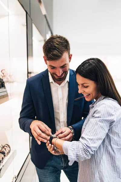 Bella Coppia Che Diverte Fare Shopping Gioielleria Moderna Primo Piano — Foto Stock