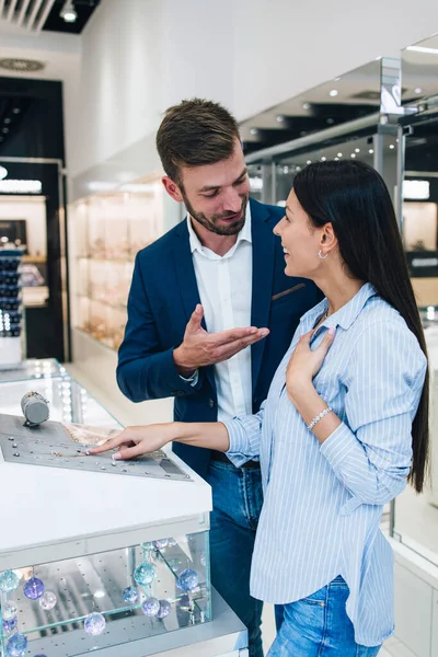 Hermosa Pareja Disfrutando Las Compras Joyería Moderna Mujer Joven Pruébalo — Foto de Stock