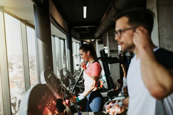 Hombre Mujer Forma Joven Corriendo Cinta Correr Gimnasio Moderno — Foto de Stock