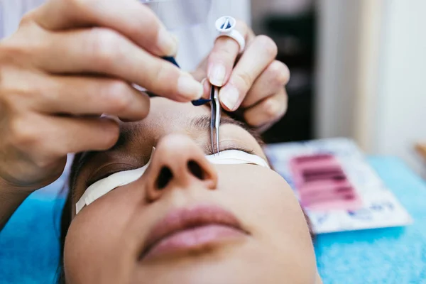 Hermosa Mujer Mediana Edad Procedimiento Extensión Pestañas Cosméticos Cuidado Corporal — Foto de Stock