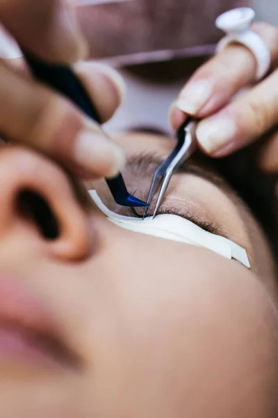 Hermosa Mujer Mediana Edad Procedimiento Extensión Pestañas Cosméticos Cuidado Corporal — Foto de Stock