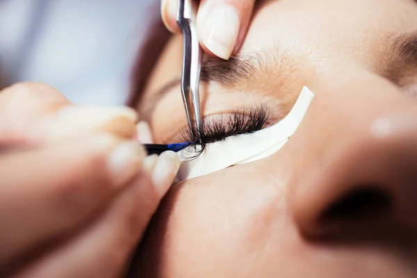 Belle Femme Âge Moyen Procédure Extension Des Cils Cosmétiques Soins — Photo