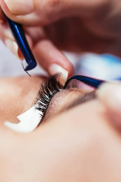 Hermosa Mujer Mediana Edad Procedimiento Extensión Pestañas Cosméticos Cuidado Corporal — Foto de Stock