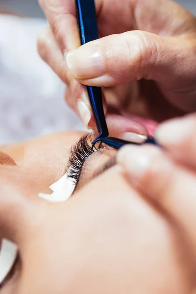 Hermosa Mujer Mediana Edad Procedimiento Extensión Pestañas Cosméticos Cuidado Corporal — Foto de Stock