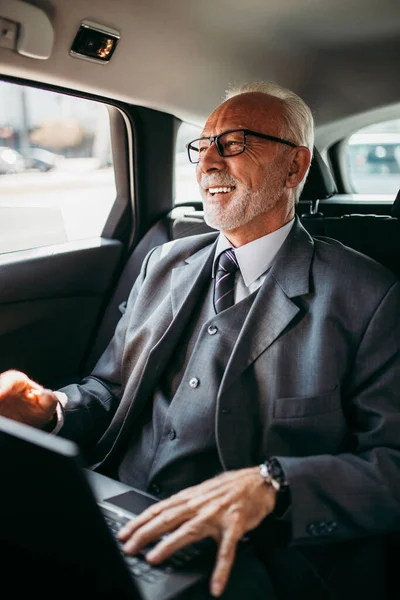 Homem Negócios Sênior Bem Parecido Sentado Banco Trás Carro Luxo — Fotografia de Stock