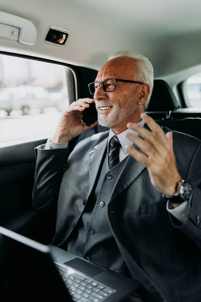 Hombre Negocios Buen Aspecto Sentado Asiento Trasero Coche Lujo Usando —  Fotos de Stock