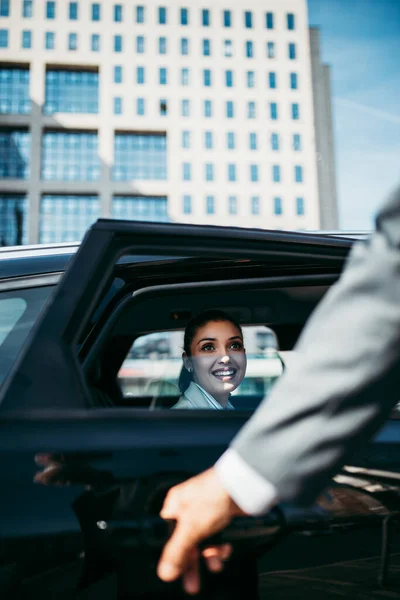 Boa Aparência Jovem Mulher Negócios Sentado Banco Trás Carro Luxo — Fotografia de Stock