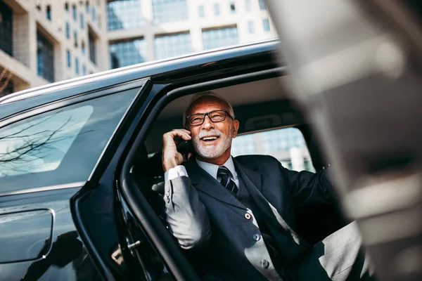 Homem Negócios Sênior Bem Parecido Sentado Banco Trás Carro Luxo — Fotografia de Stock