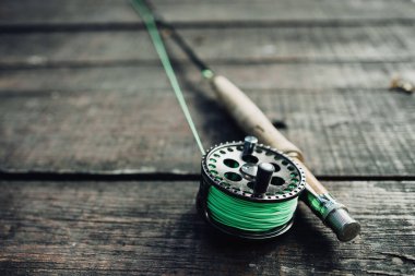 Eski ahşap masanın üzerinde duran sinek oltasının duvar kağıdı veya dokusu. Yüksek açı görünümü.