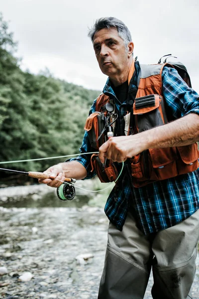 Kıdemli Adam Hızlı Dağ Nehrinde Tek Başına Balık Tutuyor Aktif — Stok fotoğraf