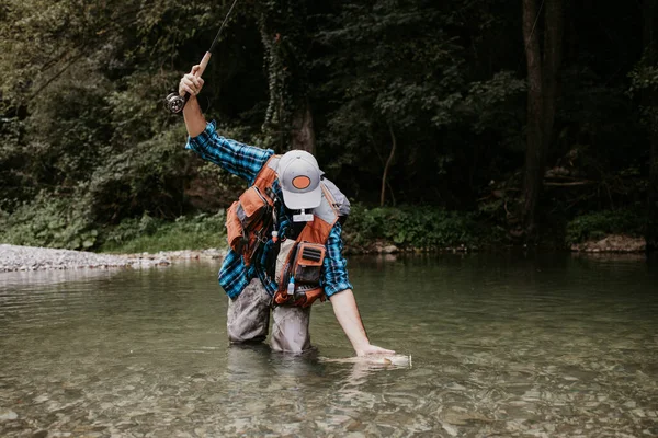 Homem Sênior Está Pescando Sozinho Rio Montanha Rápida Ele Está — Fotografia de Stock