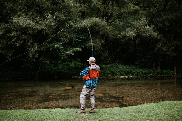 Uomo Anziano Sta Pescando Solo Sul Fiume Fast Mountain Persone — Foto Stock