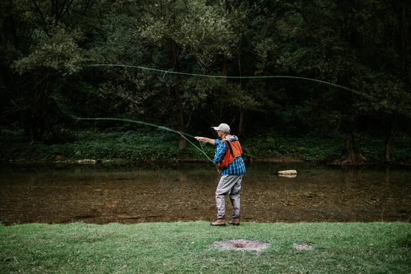 Hombre Mayor Está Pescando Solo Río Montaña Rápida Gente Activa —  Fotos de Stock